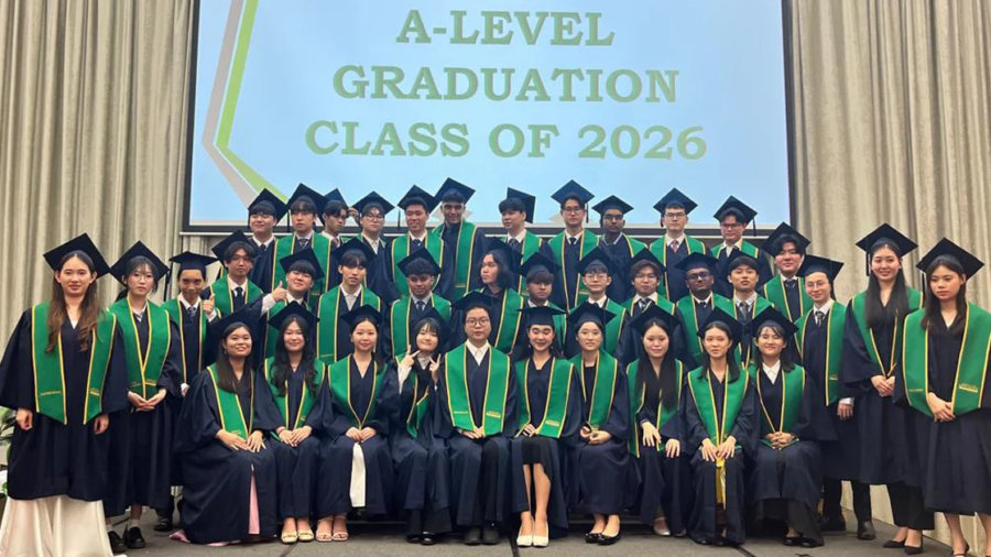 一众毕业生身着学袍亮相，正式告别A-Level学习阶段，迈向新征程。