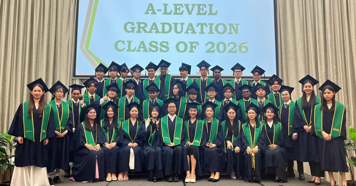 一众毕业生身着学袍亮相，正式告别A-Level学习阶段，迈向新征程。