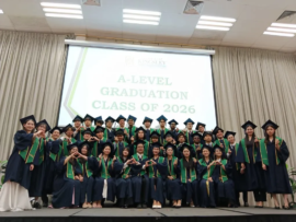 我们毕业了！A-Level应届毕业生愉快合影。