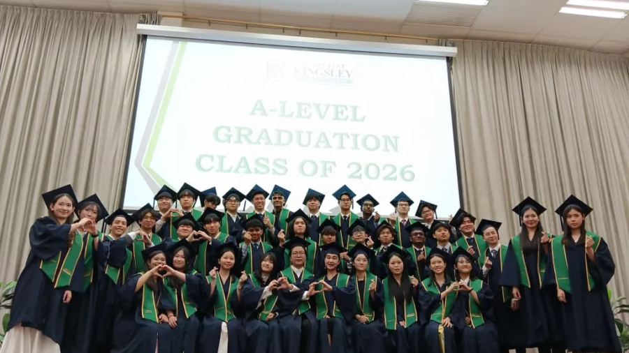 我们毕业了！A-Level应届毕业生愉快合影。