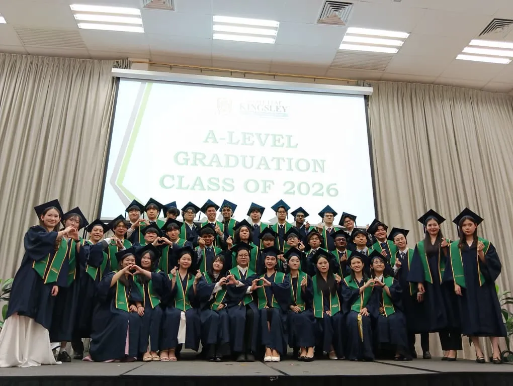 我们毕业了！A-Level应届毕业生愉快合影。